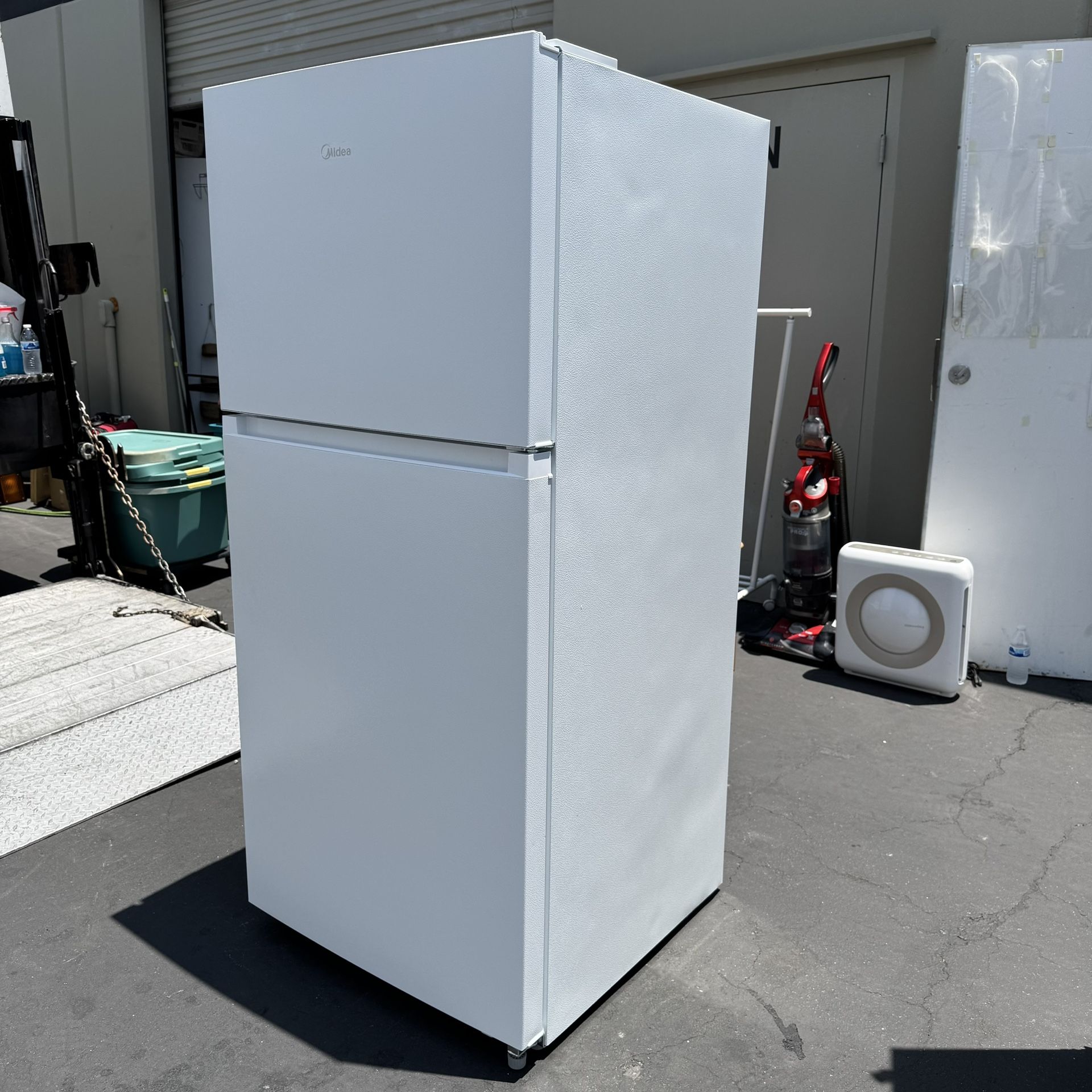 LIKE NEW Midea Fingerprint Resistant 18.1-cu ft Top-Freezer Refrigerator ENERGY STAR Certified