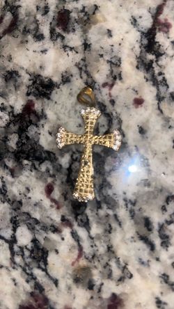 10k gold diamond cross pendant great condition!