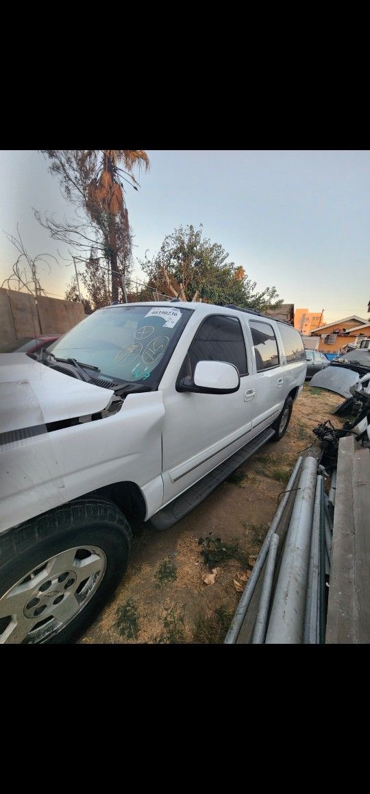 2004 Chevy Suburban Parts NO FRONT END DAMAGED