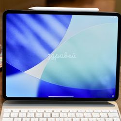 iPad Pro 13" - M4 (7th Generation) 256 GB in Space Black, White Magic Keyboard + Apple Pencil Pro 