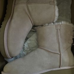 Women’s Ugg Size 9
