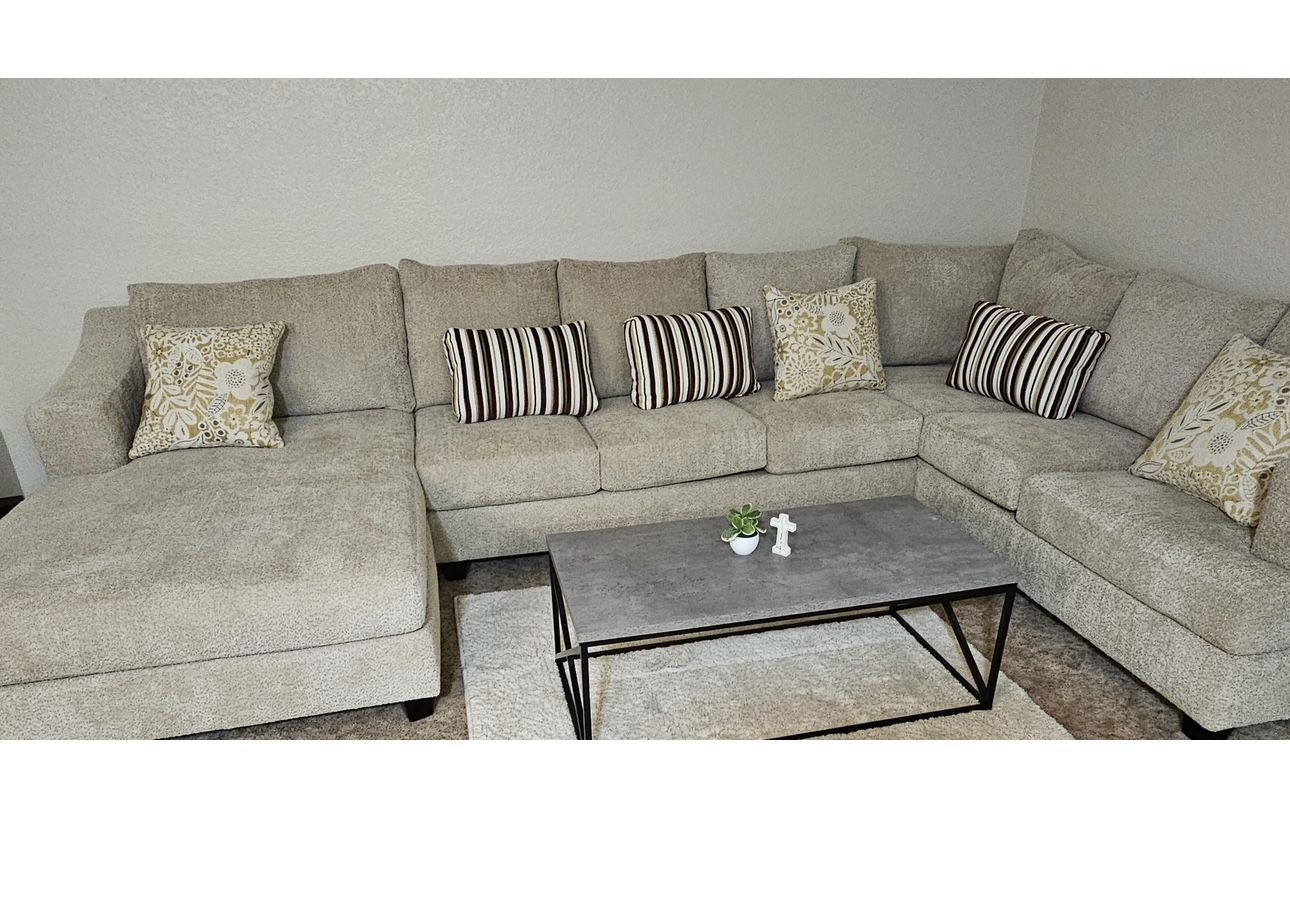 Large Sectional Couch – Like New!