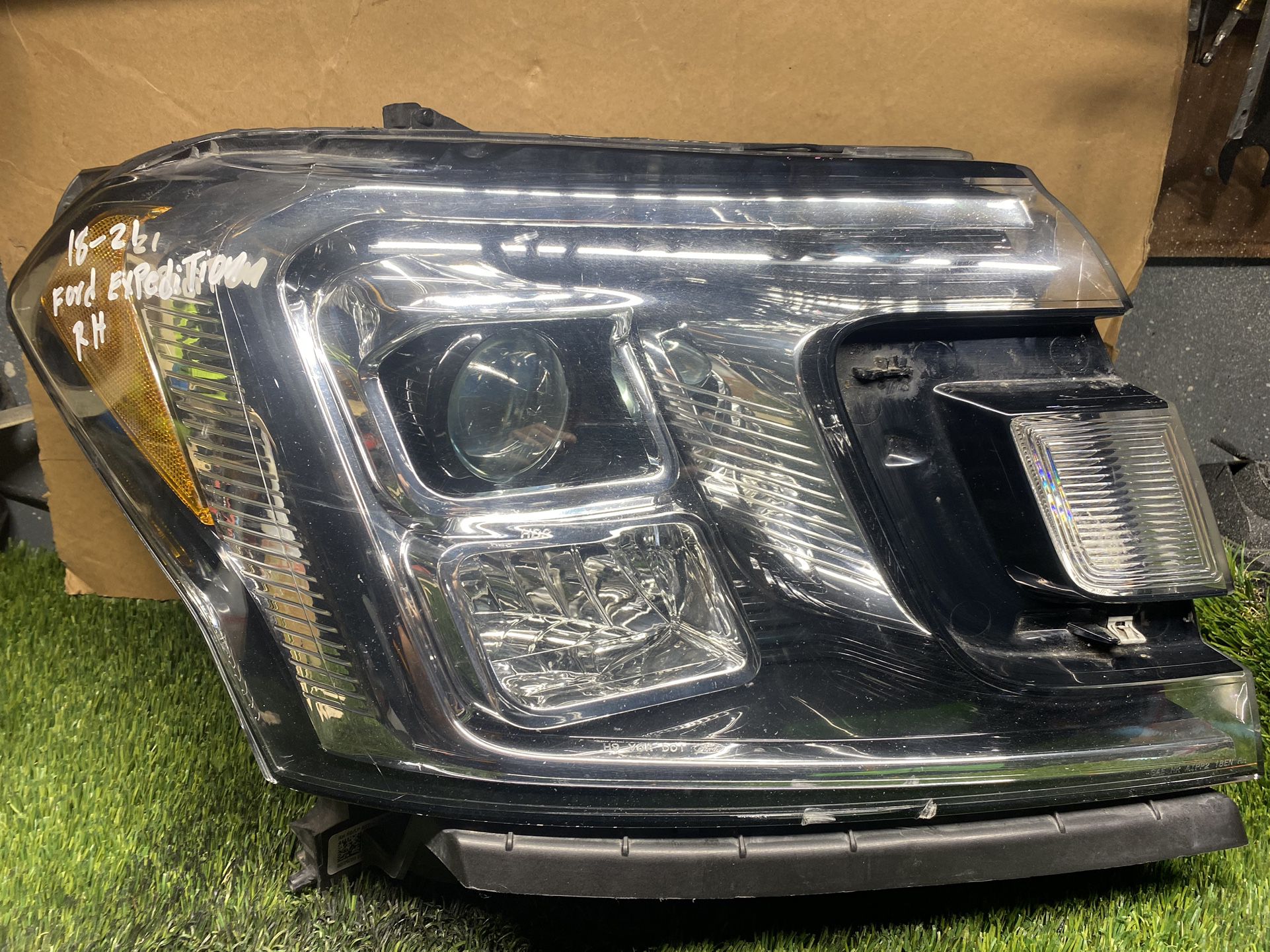 18-21 Ford Expedition Headlight Right Passenger Side OEM 