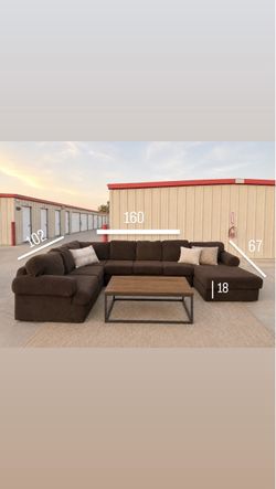 Spacious Comfortable  Brown U-Shaped Sectional with Chaise