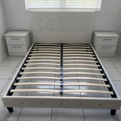 Bed Queen Size And Two Nightstand // Cama Tamaño Queen Y Dos Mesitas De Noche 