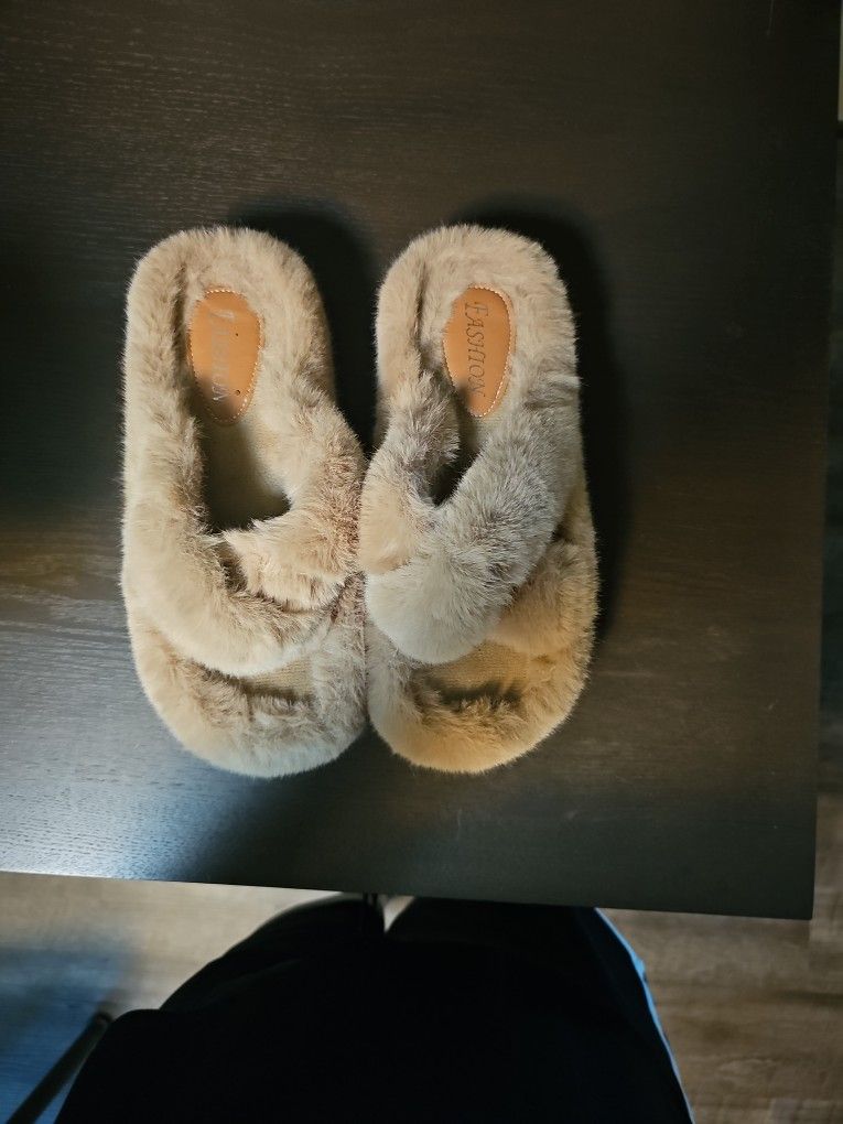 Women Size Large Fashion House Slippers