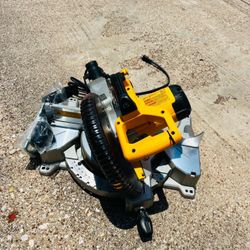 DEWALT 15 Amp Corded 10 in. Compound Single Bevel Miter Saw