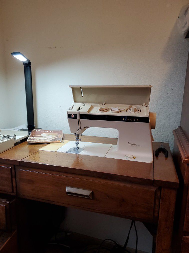 Singer Futura sewing Machine