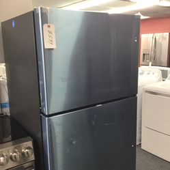 New Scratch And Dent GE 19.2 Cu Ft Stainless Steel Top And Bottom Fridge. 1 year Warranty 