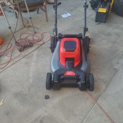 Milwaukee
M18 FUEL Brushless Cordless 21 in. Walk Behind Dual Battery Self-PropelledÂ
TOOL ONLY NO BAG