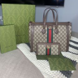 Gucci Medium Tote Bag With Wallet