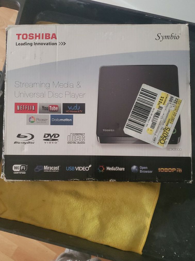 Streaming Media & Universal Disc Player TOSHIBA