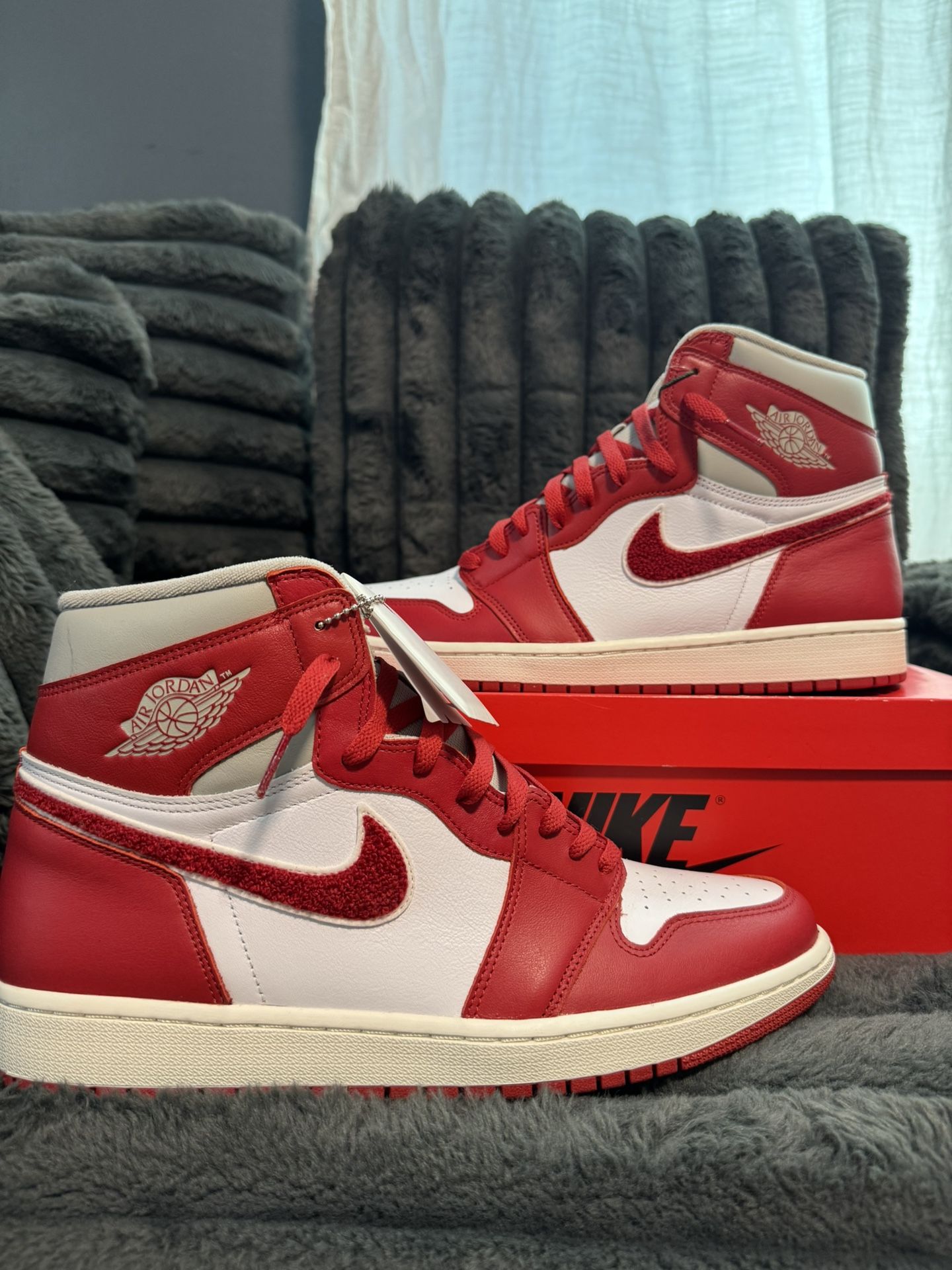 Jordan 1 Retro High OG Varsity Red -M12