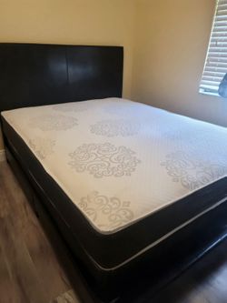 NEW Queen-Size MATTRESS and BOX SPRING. Bed frame not included👍