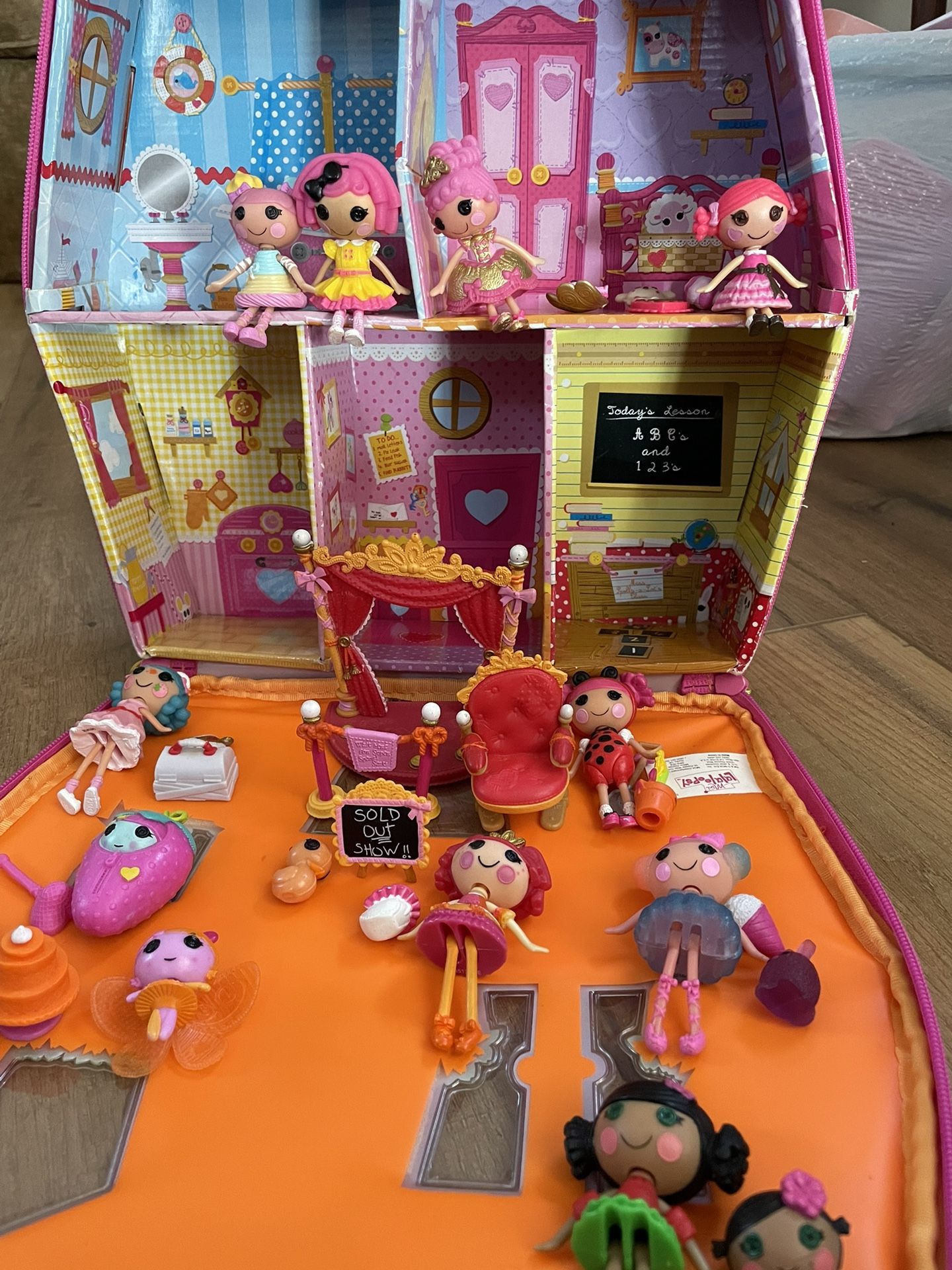 Lalaloopsy Carrier and Mini Dolls 