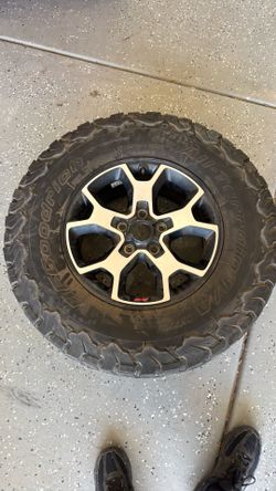 Rim and tire for jeep wrangler/ rin con llanta para jeep wrangler