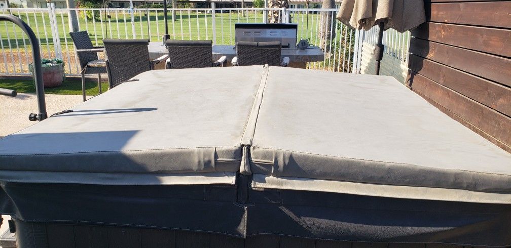Free ..Used 7ft Spa Cover Cover Grey In Color
