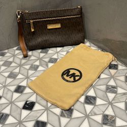 Michael Kors Clutch Wristlet Signature Brown Like new