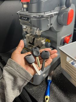 Car Keys N Remotes/ Llaves Con Control