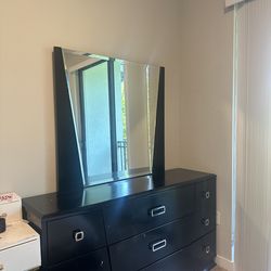 Queens bedroom set (pick up today)