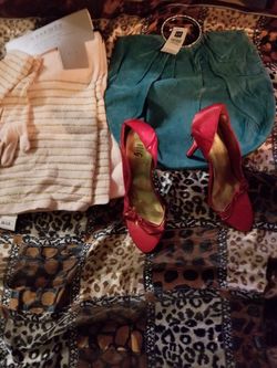 Buy scarf set and brand new green velvet bag[new] the red shoes are free used 7 1/2