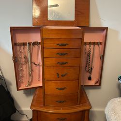 Jewelry box with jewelry