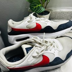 Nike Tennis Shoes Size 9.5 Adult