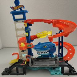 Hot Wheels City Attacking Shark Escape Playset