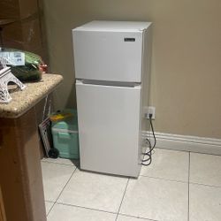 Magic Chef Compact Refrigerator with Freezer 