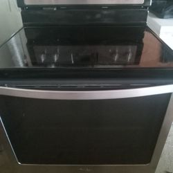 Black and stainless glasstop electric stove with warranty 