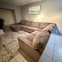 L-Shaped Sectional Couch – Excellent Condition