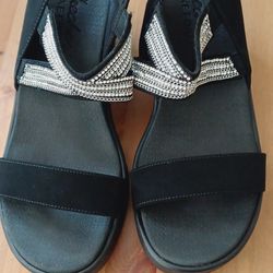 New Skecher Wedge Strappy Rinestone Embellished Sandals Women's Size 9