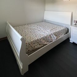 Queen Size Bed Frame / Without Mattress 