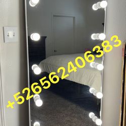 Tengo estos dos espejos disponibles INCLUYEN FOCOS!!  me ubico aquí en albuquerque vengan por ellos hoy mismo solo precios contado en efectivo NO APAR