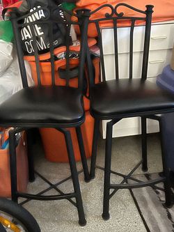 2 bar stools