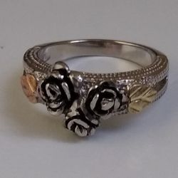 New In Box Size 5 Very Cute 😍 Genuine Black Hill's Gold Ring! 💍