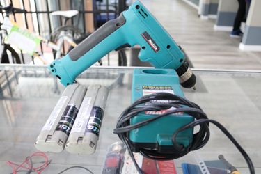 Makita Cordless Driver Drill 6095D 9.6V Kit w/ Fast Charger & 2 Batteries (No Shipping)