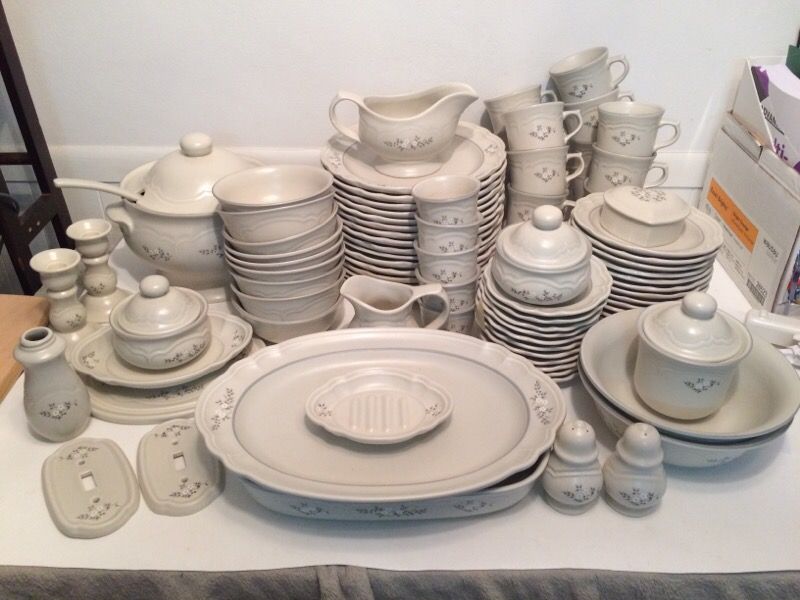Pfaltzgraff Heirloom pattern dinnerware set 104 pieces