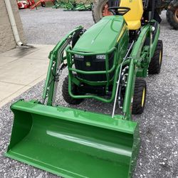 John Deere 1025R Compact Utility Tractor With Loader 