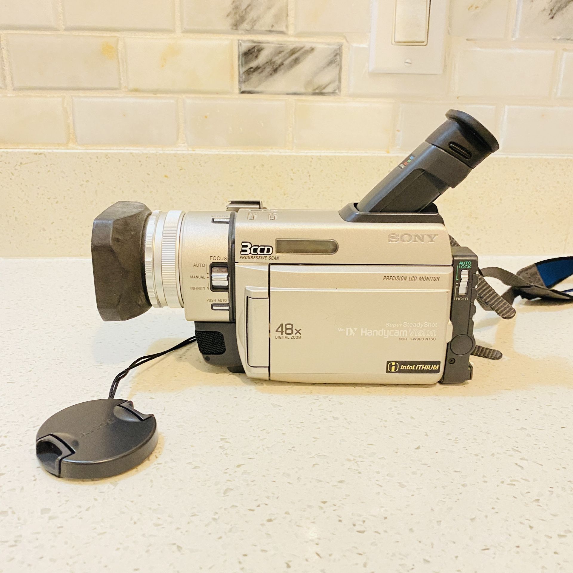 Sony DCR TRV900 Silver 3.5 LCD NTSC MiniDV 48x Digital Zoom