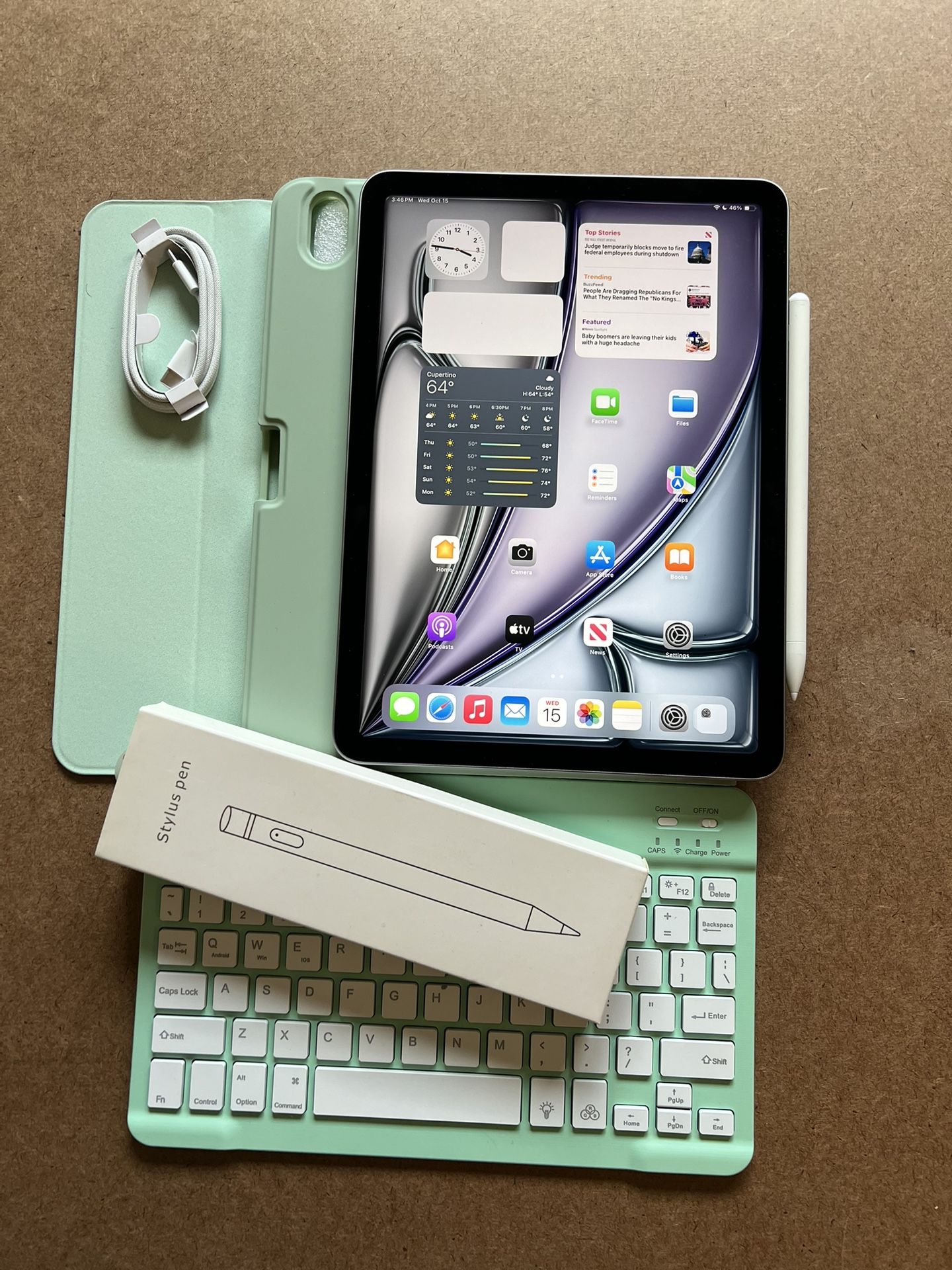 Apple iPad Air 11”  (M3 chip / Newest 2025) 256GB with keyboard and pencil (100 % battery) 