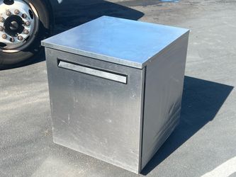 Delfield Undercounter Refrigerator Model 406P Excellent condition.