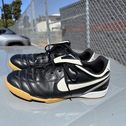 VINTAGE Nike Tiempo Indoor soccer