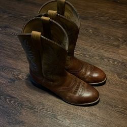 Size 11.5 round toe Ariat boots 
