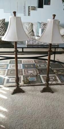 A pair of lamps w/ shades