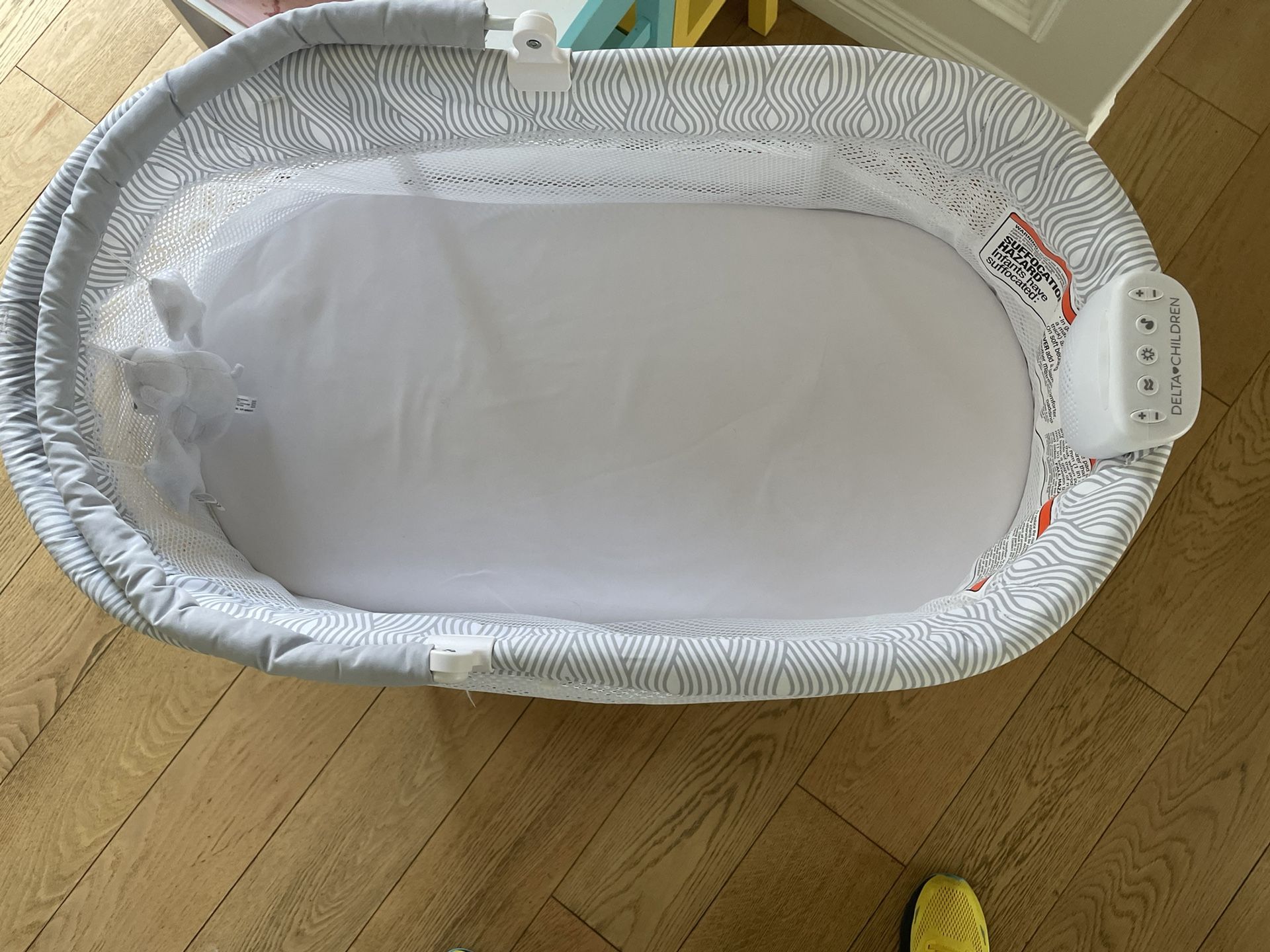 Delta Children Bassinet- Like New