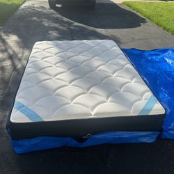 The DreamCloud Premier, Queen, Like New, Mattress