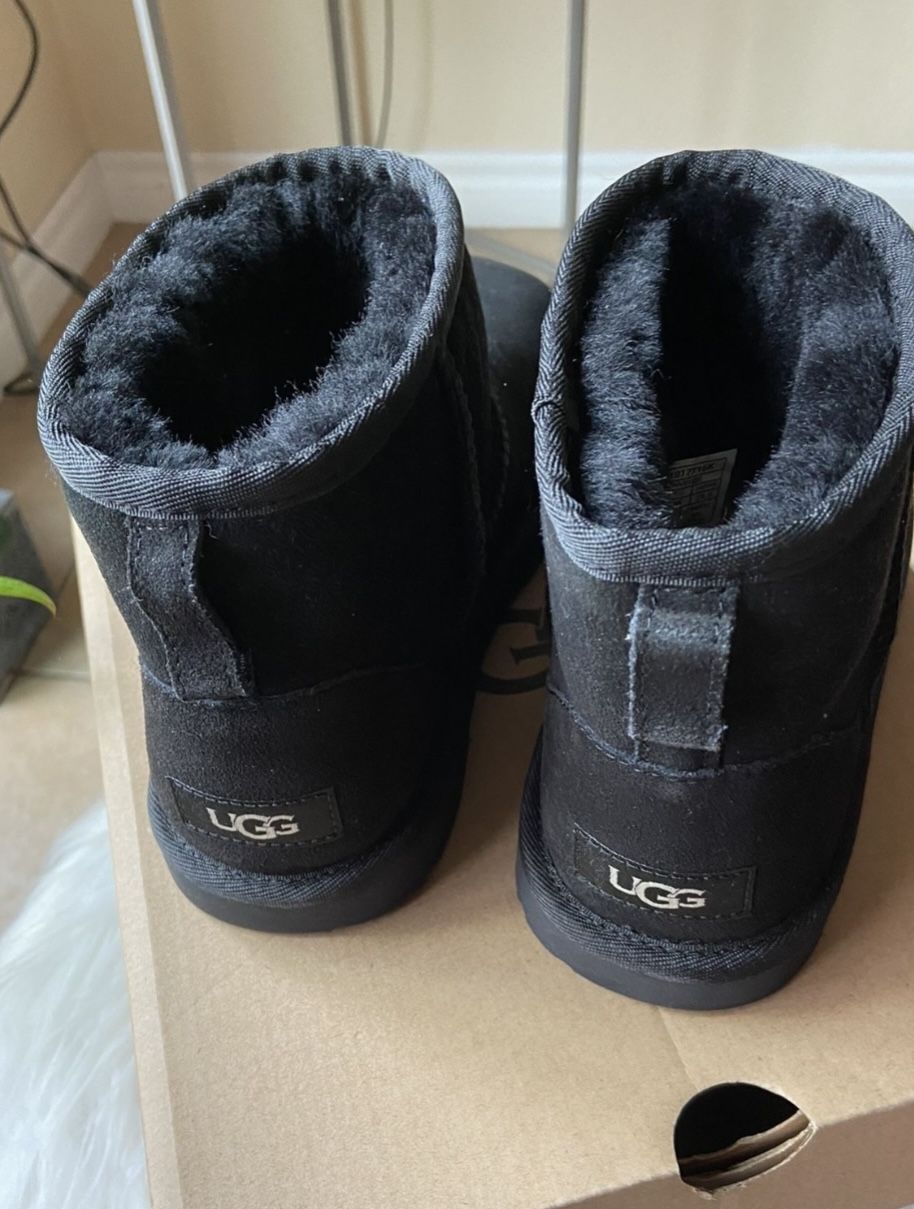 🍀🎈NEW Sz 6 UGG Black Sucede Booties. $145 🎈
