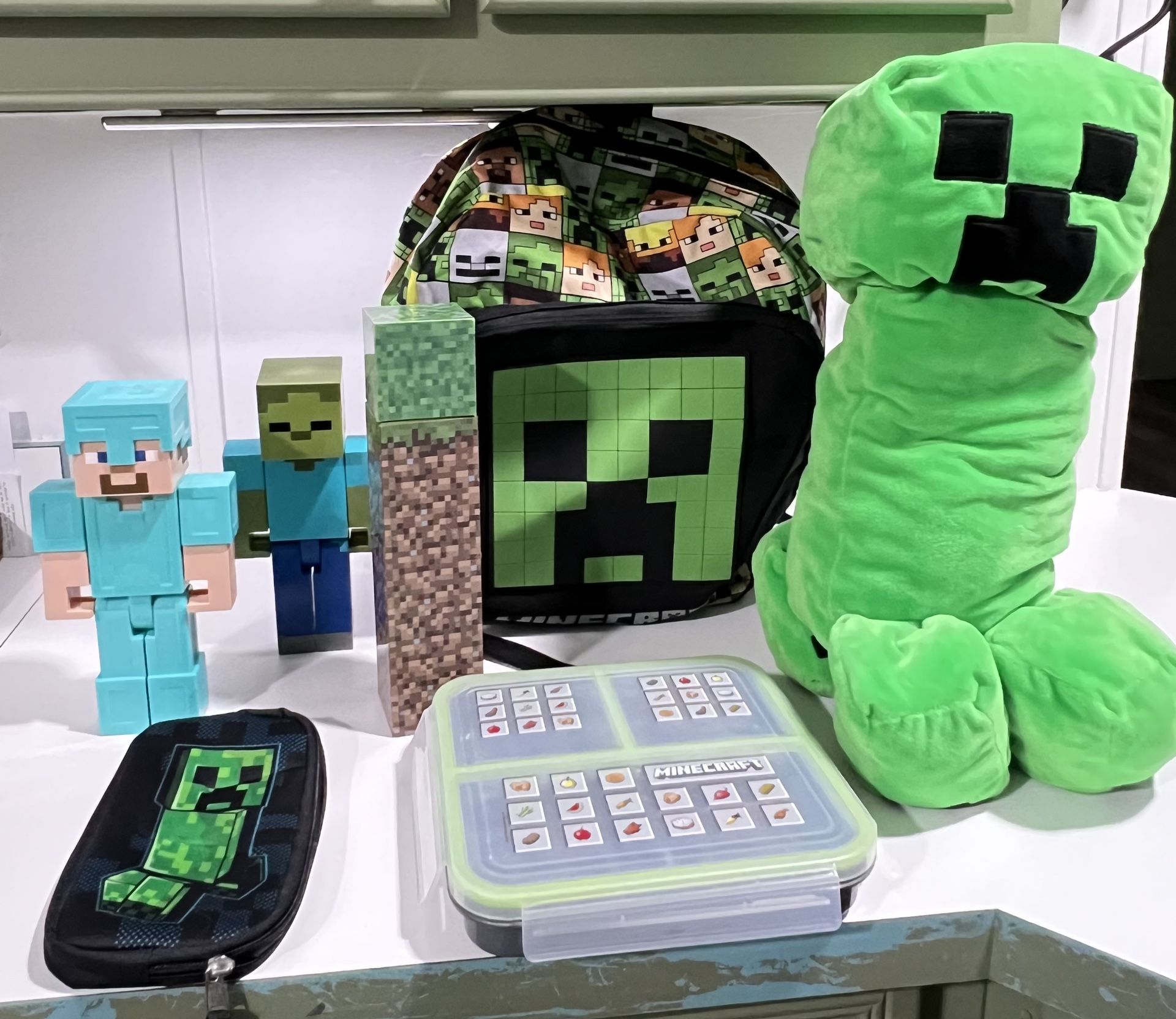 MINECRAFT. Backpack   8.5" Large Figures 7 pieces