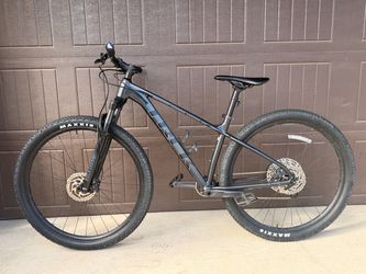 Trek X-Caliber 8 Medium Mountain Bike 29er MTB